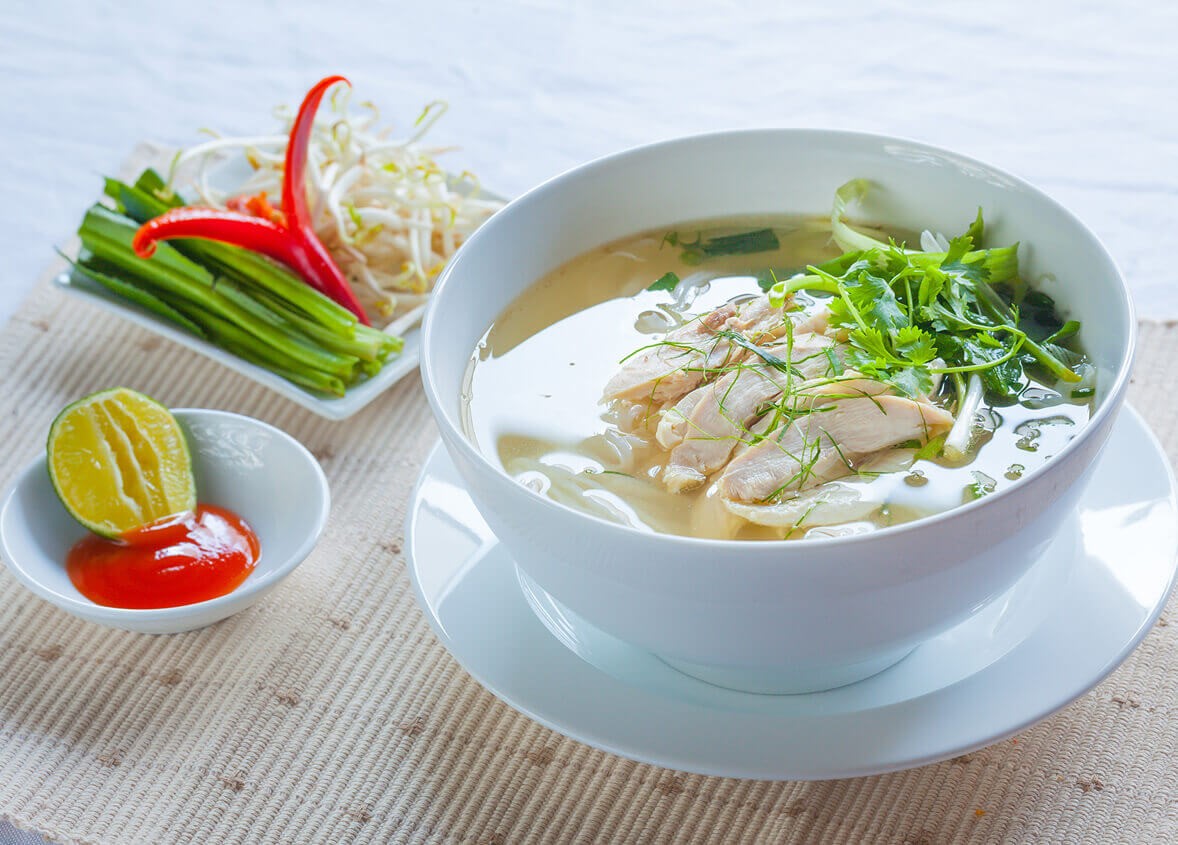 Với 1 tô phở gà có lượng calo chứa 483 kcal cao hơn so với phở bò Với 1 tô phở gà có lượng calo chứa 483 kcal cao hơn so với phở bò